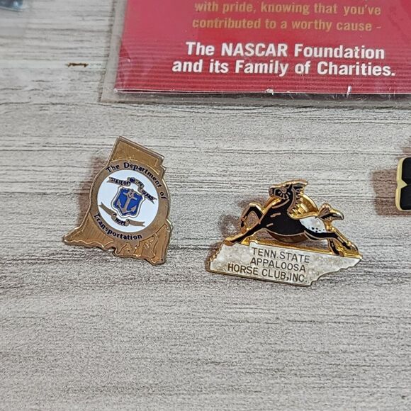 Lot of 8 Pins 5 new 3 used - Picture 7 of 9